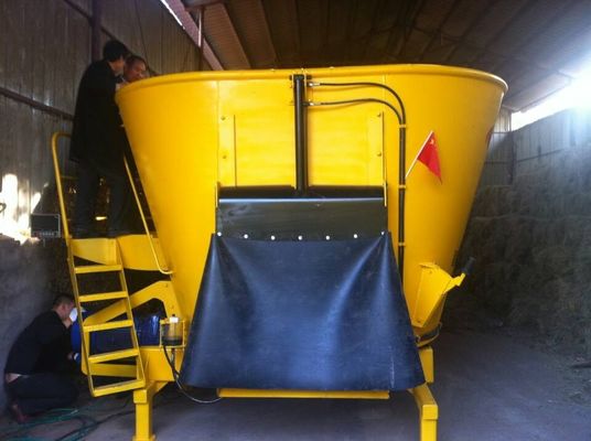 Couleur rouge jaune de la vache 4-8 M3 d'alimentation de DEMAIN de machine verticale complètement automatique de mélangeur